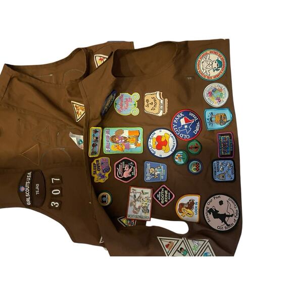 2 Girl Scouts Brownies Vest With Lots Of Patches And Pins - Picture 3 of 4